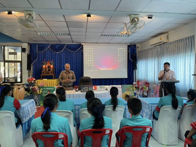 วิทยากรบรรยายให้ความรู้ในหัวข้อ “เด็กและเยาวชนดีที่สังคมยุคใหม่ต้องการ”